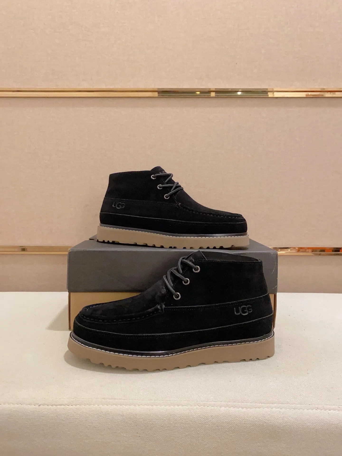 Men's shoes💰: 600💰(high-end goods) UGG❄️❄️Latest model 1:1⃣️quality, fabric: high-end quality first-layer cowhide imported from Europe. Lining: wool lining, sole: pure imported foam outsole. ❤️High-end goods, fine workmanship, trendy and fashionable. The fit is very classy. If you know the goods, you will not be able to refuse😍😍Number of codes: 38-44 (45 is custom-made and cannot be returned or exchanged)